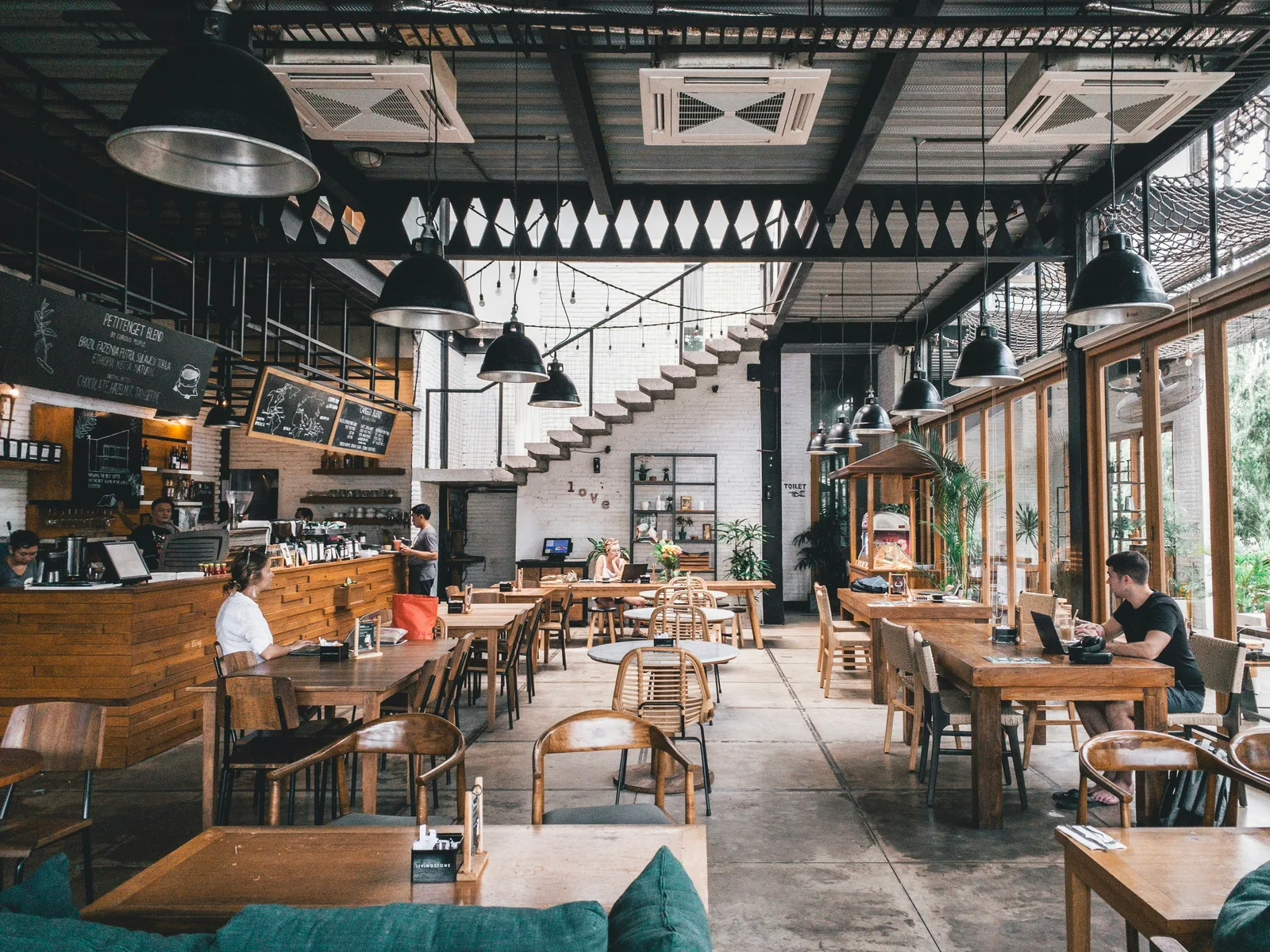 The warm and inviting interior of Smoke & Sizzle3